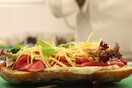 Ο σεφ Νίκος Καραθάνος ετοιμάζει τρία λαχταριστά σάντουιτς