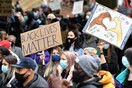 Περπατώντας δίπλα στους διαδηλωτές του Black Lives Matter σε ολόκληρο τον κόσμο