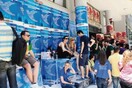Oι φοιτητές της ΔΑΠ γιορτάζουν τη νίκη τους με βαμμένα πράσινα κοτόπουλα, βρώμικα συνθήματα και φουσκωτές κούκλες(video)