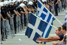 Πέταξαν μπουκάλια και αυγά κατά του αυτοκινήτου του Πρωθυπουργού