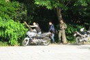 Φωτογραφία ντοκουμέντο - τα ρόπαλα μια ευγενική χορηγία των ελληνικών αρχών
