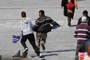 Ντοκουμέντο-σοκ από επίθεση τραμπούκων σε κατάστημα αλλοδαπών(video)