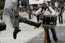 Ο ένας υπουργός αμφισβητεί την αστυνομική βία, ο άλλος θεωρεί τους τσολιάδες υπόδειγμα νεολαίας..