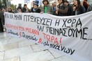 Πριν λίγο στο Σύνταγμα: χιουμοριστική διαδήλωση "ειλικρινών βιομηχάνων"