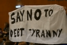 Ελληνες φοιτητές αποδοκίμασαν τον Τρισέ στο Βερολίνο(video)