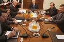 Δυσαρέσκεια αλλά και επιμονή στο δικομματισμό