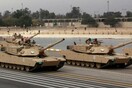 «Η Ελλάδα μειώνει μισθούς και θέλει τανκς»