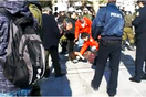 Διαδηλωτές τραυμάτισαν σοβαρά αστυνομικό (video)
