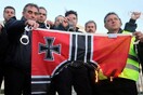 Ένστολοι έκαψαν ναζιστική σημαία έξω από τη Βουλή