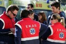 Ασθενοφόρα του ΕΚΑΒ απέκλεισαν το γραφείο του Βενιζέλου