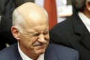 Πέταξαν μπουκάλια στο Γιώργο Παπανδρέου στο γυμναστήριο
