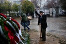 Συγκλονίζει ο Μανώλης Γλέζος: Υπό καταρρακτώδη βροχή και με υψωμένη γροθιά κατέθεσε στεφάνι στο Πολυτεχνείο