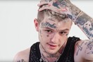 O ράπερ Lil Peep που πέθανε σήμερα στα 21 χρόνια του, δείχνει στο φακό τα τατουάζ του