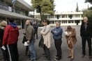 Ο ΓΑΠ που περίμενε κανονικά στην ουρά για να ψηφίσει, έγινε το meme των εκλογών της Κεντροαριστεράς