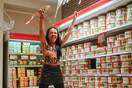 Γυμνόστηθη Femen διαμαρτυρήθηκε κατά της Black Friday σε ζαχαροπλαστείο