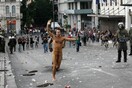 Νεαρός έτρεχε γυμνός στο Σύνταγμα για να... χαιρετήσει τη Μέρκελ
