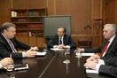 Διαμαρτυρία ενστόλων έξω από τα γραφεία κομμάτων