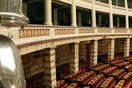 Με τους δημοσιογράφους τα βάζουν τώρα οι υπάλληλοι της βουλής