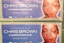 Σουηδία: Οι αφίσες για το gig του Chris Brown αντικαταστάθηκαν με αυτή την εικόνα