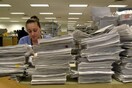 «Η Ελλάδα χρειάζεται περισσότερους δημοσίους υπαλλήλους», γράφει γερμανική εφημερίδα
