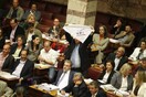 Με αντιμνημονιακά μαντήλια και σημαίες είπαν το «όχι» οι βουλευτές των ΑΝΕΛ