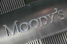 Moody’s: «Ακόμη μη βιώσιμο το ελληνικό χρέος»