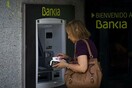 Οι Ισπανοί συνεχίζουν να βγάζουν τα λεφτά τους από τις τράπεζες