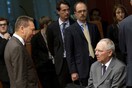 Σόιμπλε: «Εφαρμόστε τα μέτρα και μετά την έκθεση βλέπουμε…»