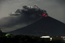Μπαλί: 900 πτήσεις έχουν ματαιωθεί λόγω του ηφαιστείου - Ασφαλείς οι Έλληνες τουρίστες στην περιοχή