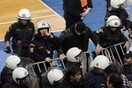 Χούλιγκαν εισέβαλαν στο γήπεδο και μαχαίρωσαν οπαδούς