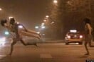 Ένας γυμνός άνδρας, μια φουσκωτή κούκλα και μια γυναίκα
