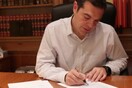 Ο Τσίπρας πρωταγωνιστεί στο βίντεο της κυβέρνησης για το κοινωνικό μέρισμα