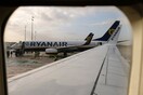 Επιβάτης της Ryanair βαρέθηκε να περιμένει την αποβίβαση και αποφάσισε να βγει από την έξοδο κινδύνου