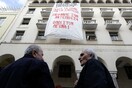 Θεσσαλονίκη: Διαμαρτυρία συνταξιούχων με ένα τεράστιο πανό, συνθήματα, κρασί και μελομακάρονα