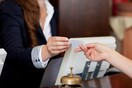 Υπουργείο Οικονομικών: Τον ταξιδιώτη θα επιβαρύνει ο φόρος διαμονής
