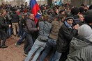 Κριμαία: Φιλορώσοι κατεβάζουν τις ουκρανικές σημαίες από τα κτήρια