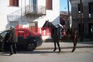 Mε άλογο στην εφορία για να παραδώσει πινακίδες