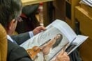 Ισπανός πολιτικός χάζευε περιοδικό με γυμνές γυναίκες