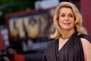 Η Κατρίν Ντενέβ δέχεται τιμητική βράβευση, κουλ και σίγουρη