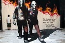 Associated Press: «Στην Αθήνα βάνδαλοι ψεκάζουν τις σκέψεις τους στους τοίχους»