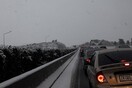Χάος στην εθνική από τα χιόνια: Εγκλωβισμένοι οδηγοί και τεράστιες ουρές στην Αθηνών-Λαμίας (upd)
