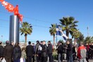 Ενορίτες έκαναν πορεία και ράντισαν με αγιασμό το γλυπτό «Phylax» στο Π.Φάληρο