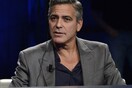Ο Κλούνει «χτυπά» και πάλι για τα Γλυπτά, από το Λονδίνο