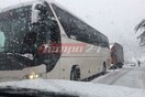 Καλάβρυτα: Απεγκλωβίστηκαν το λεωφορείο και τα αυτοκίνητα - Συνεχίζεται η πυκνή χιονόπτωση