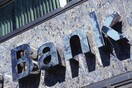 Θα μειώσουν τους μισθούς των τραπεζιτών