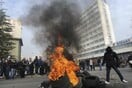 Βοσνία: Σφοδρές συγκρούσεις μεταξύ αστυνομίας και διαδηλωτών στην Τούζλα