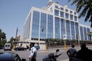 Φέρετρο με κεριά έξω από τον Σκάϊ