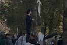 Ελεύθερη η Ιρανή που έβγαλε δημοσίως τη μαντίλα της