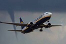 Αεροσκάφος της Ryanair απογειώνεται μια ανάσα από τον ανεμοστρόβιλο