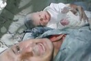 Βρέφος απεγκλωβίζεται μέσα από τα συντρίμμια στη Συρία